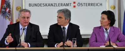 Freitag, den 4. Dezember 2009 präsentierten Bundeskanzler Werner Faymann (M), Sozialminister Rudolf Hundstorfer (L) und Frauenministerin Gabriele Heinisch-Hosek (R) im Bundeskanzleramt in Wien im Rahmen einer Pressekonferenz ein "Arbeitsmarkt- und Qualifizierungspaket 2010".