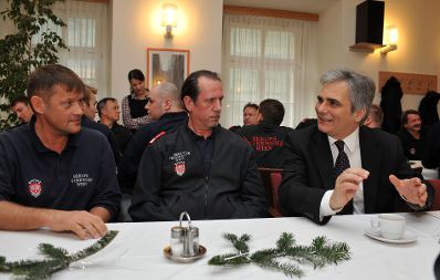 Am Christtag, Freitag, den 25. Dezember 2009 besuchte Bundeskanzler Werner Faymann (R) die Zentralwache der Wiener Feuerwehr am Hof um den symbolischen Dank und Anerkennung für den Dienst an der Allgemeinheit zu Weihnachten zum Ausdruck zu bringen.