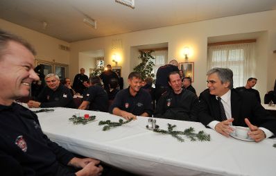 Am Christtag, Freitag, den 25. Dezember 2009 besuchte Bundeskanzler Werner Faymann (R) die Zentralwache der Wiener Feuerwehr am Hof um den symbolischen Dank und Anerkennung für den Dienst an der Allgemeinheit zu Weihnachten zum Ausdruck zu bringen.