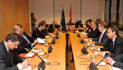 Donnerstag, den 19. November 2009 fand in Brüssel, Belgien das informelle Gipfeltreffen des Europäischen Rates der EU-Staats- und Regierungschefs zur Bestellung des EU-Ratspräsidenten und des Hohen Vertreters statt. Vorher trafen sich die Chefs der Sozialdemokraten zu Beratungen in österreichischen Vertretung bei der EU. Im Bild Bundeskanzler Werner Faymann mit seinen Kollegen bei der Sitzung.