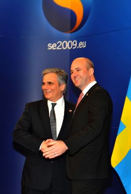 Donnerstag, den 19. November 2009 fand in Brüssel, Belgien das informelle Gipfeltreffen des Europäischen Rates der EU-Staats- und Regierungschefs zur Bestellung des EU-Ratspräsidenten und des Hohen Vertreters statt. Im Bild Bundeskanzler Werner Faymann (R) bei der Begrüßung durch den amtierenden EU-Ratspräsidenten, Schwedens Premierminister Fredrik Reinfeldt (L).
