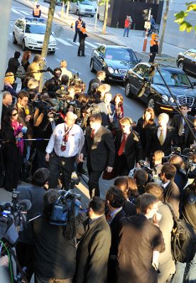 Donnerstag, den 19. November 2009 fand in Brüssel, Belgien das informelle Gipfeltreffen des Europäischen Rates der EU-Staats- und Regierungschefs zur Bestellung des EU-Ratspräsidenten und des Hohen Vertreters statt. Vorher trafen sich die Chefs der Sozialdemokraten zu Beratungen in österreichischen Vertretung bei der EU. Im Bild wartende Journalisten vor der Botschaft.