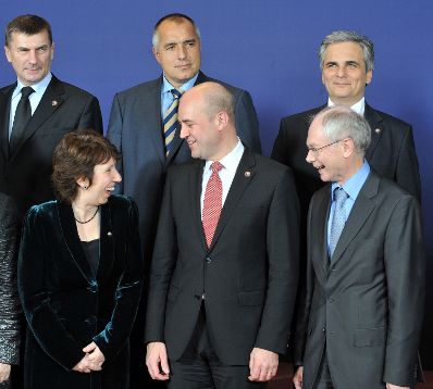 Donnerstag, den 19. November 2009 fand in Brüssel, Belgien das informelle Gipfeltreffen des Europäischen Rates der EU-Staats- und Regierungschefs zur Bestellung des EU-Ratspräsidenten und des Hohen Vertreters statt. Im Bild (v.L.n.R. 1.Reihe) die neue Hohe Repräsentantin (EU-Außenminister) Catherine Ashton, der amtierende EU-Ratspräsident, Schwedens Premierminister Fredrik Reinfeldt und der neue EU-Ratspräsident, Belgiens Premierminister Herman Van Rompuy. (2.Reihe R) Bundeskanzler Werner Faymann.