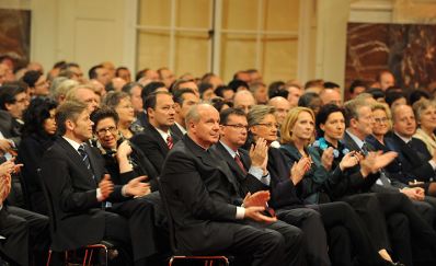 Dienstag, den 2. Dezember 2009, hielt Bundeskanzler Werner Faymann in der Wiener Hofburg die Grundsatzrede "Österreich Gemeinsam" aus Anlass des ersten Jahrestags der Bundesregierung.