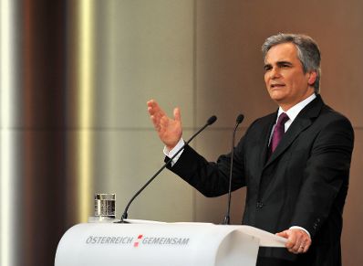 Dienstag, den 2. Dezember 2009, hielt Bundeskanzler Werner Faymann in der Wiener Hofburg die Grundsatzrede "Österreich Gemeinsam" aus Anlass des ersten Jahrestags der Bundesregierung.