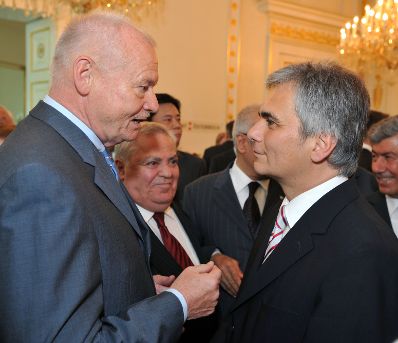 Dienstag, den 9. Juni 2009 fand im Bundeskanzleramt in Wien ein Empfang des in Österreich akkredierten Diplomatischen Korps auf Einladung von Bundeskanzler Werner Faymann statt. Im Bild Bundeskanzler Faymann (R) mit dem deutschen Botschafter Gerhard Westdickenberg (L).