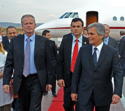Sonntag, den 12. Juli 2009 traf Österreichs Bundeskanzler Werner Faymann zur Unterzeichnung des NABUCCO-Vertrages in Ankara, Türkei ein. Im Bild Wirtschaftsminster Reinhold Mitterlehner (L) und Bundeskanzler Faymann (R) bei der Ankunft am Flughafen von Ankara.