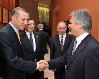 Montag, den 13. Juli 2009 fand in Ankara, Türkei das Gipfeltreffen der Staats- und Regierungschefs sowie der Firmenvertreter der an dem NABUCCO-Gas-Pipeline-Projektes beteiligten Staaten und die Unterzeichnung der Verträge statt. Im Bild der türkische Staatspräsident Racip Erdogan (L), EU-Kommissionspräsident Jose Manuel Durao Barroso (2-L) und Bundeskanzler Werner Faymann (R).