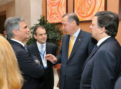 Montag, den 13. Juli 2009 fand in Ankara, Türkei das Gipfeltreffen der Staats- und Regierungschefs sowie der Firmenvertreter der an dem NABUCCO-Gas-Pipeline-Projektes beteiligten Staaten und die Unterzeichnung der Verträge statt. Im Bild der türkische Staatspräsident Racip Erdogan (2-R), EU-Kommissionspräsident Jose Manuel Durao Barroso (R) und Bundeskanzler Werner Faymann (L).
