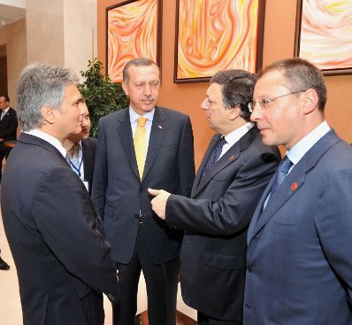 Montag, den 13. Juli 2009 fand in Ankara, Türkei das Gipfeltreffen der Staats- und Regierungschefs sowie der Firmenvertreter der an dem NABUCCO-Gas-Pipeline-Projektes beteiligten Staaten und die Unterzeichnung der Verträge statt. Im Bild (v.L.n.R.) Österreichs Bundeskanzler Werner Faymann, der türkische Staatspräsident Racip Erdogan, EU-Kommissionspräsident Jose Manuel Durao Barroso und Bulgariens Premierminister Sergei Stanishev.