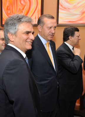 Montag, den 13. Juli 2009 fand in Ankara, Türkei das Gipfeltreffen der Staats- und Regierungschefs sowie der Firmenvertreter der an dem NABUCCO-Gas-Pipeline-Projektes beteiligten Staaten und die Unterzeichnung der Verträge statt. Im Bild Österreichs Bundeskanzler Werner Faymann (L) und der türkische Staatspräsident Racip Erdogan (M), EU-Kommissionspräsident Jose Manuel Durao Barroso (R).