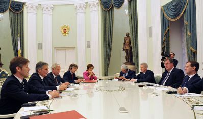 Dienstag, den 10. November 2009 traf Österreichs Bundeskanzler Werner Faymann (2-L) und Staatssekretär Josef Ostermayer (L) in Moskau, Russland im Kreml mit dem russischen Staatspräsidenten Dmitri Anatoljewitsch Medwedew (R) zu einem Arbeitsgespräch zusammen.