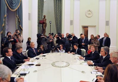 Dienstag, den 10. November 2009 traf Österreichs Bundeskanzler Werner Faymann (2-R) und Staatssekretär Josef Ostermayer (3-R) in Moskau, Russland im Kreml mit dem russischen Staatspräsidenten Dmitri Anatoljewitsch Medwedew (L) zu einem Arbeitsgespräch zusammen.