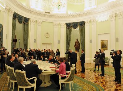 Dienstag, den 10. November 2009 traf Österreichs Bundeskanzler Werner Faymann (R) und Staatssekretär Josef Ostermayer (R) in Moskau, Russland im Kreml mit dem russischen Staatspräsidenten Dmitri Anatoljewitsch Medwedew (L) zu einem Arbeitsgespräch zusammen.