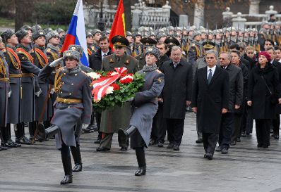 Mittwoch, den 11. November 2009 legte Österreichs Bundeskanzler Werner Faymann am Denkmal des unbekannten Soldaten im Alexanderpark beim Kreml in Moskau, Russland einen Kranz nieder.