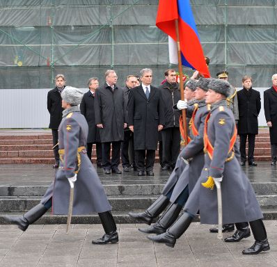 Mittwoch, den 11. November 2009 legte Österreichs Bundeskanzler Werner Faymann am Denkmal des unbekannten Soldaten im Alexanderpark beim Kreml in Moskau, Russland einen Kranz nieder.