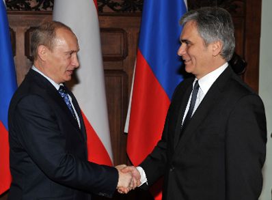 Mittwoch, den 11. November 2009 traf Österreichs Bundeskanzler Werner Faymann (R) in Moskau, Russland mit dem russischen Premierminister Vladimir Putin (L) zu einem Arbeitsgespräch zusammen.