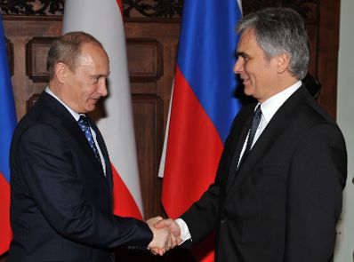 Mittwoch, den 11. November 2009 traf Österreichs Bundeskanzler Werner Faymann (R) in Moskau, Russland mit dem russischen Premierminister Vladimir Putin (L) zu einem Arbeitsgespräch zusammen.