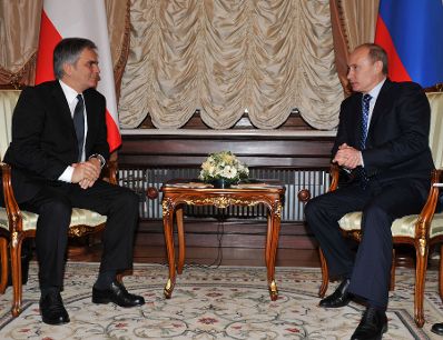 Mittwoch, den 11. November 2009 traf Österreichs Bundeskanzler Werner Faymann (L) in Moskau, Russland mit dem russischen Premierminister Vladimir Putin (R) zu einem Arbeitsgespräch zusammen.