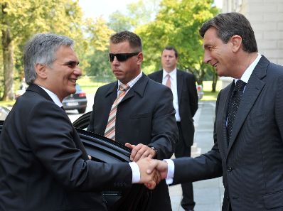 Mittwoch, den 26. August 2009 traf Österreichs Bundeskanzler in Slowenien zu einem Arbeitsbesuch ein. Auf Schloss Brdo traf Bundeskanzler Werner Faymann (L) mit dem slowenischen Premierminister Borut Pahor (R) zu politischen Gesprächen zusammen.