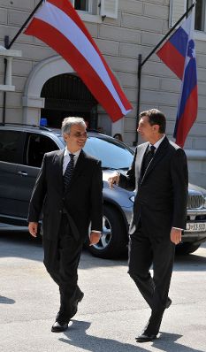 Mittwoch, den 26. August 2009 traf Österreichs Bundeskanzler in Slowenien zu einem Arbeitsbesuch ein. Auf Schloss Brdo traf Bundeskanzler Werner Faymann (L) mit dem slowenischen Premierminister Borut Pahor (R) zu politischen Gesprächen zusammen.