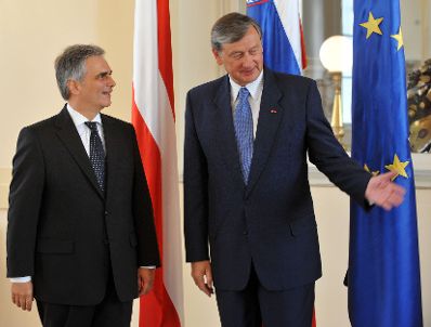 Mittwoch, den 26. August 2009 traf Österreichs Bundeskanzler in Slowenien zu einem Arbeitsbesuch ein. Auf Schloss Brdo traf Bundeskanzler Werner Faymann (L) mit dem slowenischen Staatspräsidenten Danilo Türk (R) zu politischen Gesprächen zusammen.