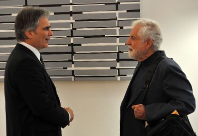 Dienstag, den 20. Oktober 2009 traf Österreichs Bundeskanzler Werner Faymann (L) im Bundeskanzleramt in Wien anlässlich der Neubestellung der Bioethikkommission mit dem Gastvortragenden Professor Carl Djerassi (R) zu einem Gespräch über Ethik in der Wissenschaft zusammen.