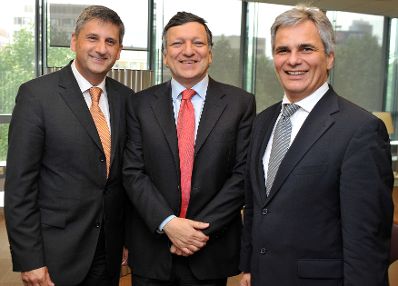 Mittwoch, den 27. Mai 2009 trafen Österreichs Bundeskanzler Werner Faymann (R) und Außenminister Michael Spindelegger (L) zu einem Arbeitsbesuch bei der Europäischen Kommission in Brüssel mit EU-Kommissionspräsident José Manuel Barroso (M) zu Gesprächen zusammen.