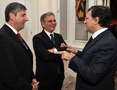 Donnerstag, den 15. Oktober 2009 traf Österreichs Bundeskanzler Werner Faymann (M) und Außenminister Michael Spindelegger (L) in Wien mit EU-Kommissionspräsident José Manuel Durao Barroso (R) zu einem Gespräch zusammen.