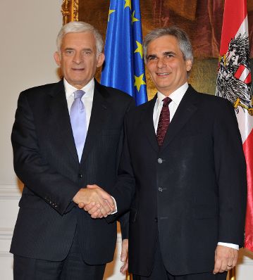 Freitag, den 16. Oktober 2009 traf Österreichs Bundeskanzler Werner Faymann (R) im Bundeskanzleramt in Wien mit dem Präsidenten des Europäischen Parlaments Jezy Buzek (L) zu politischen Gesprächen zusammen.