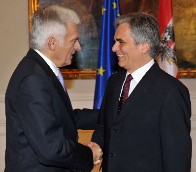 Freitag, den 16. Oktober 2009 traf Österreichs Bundeskanzler Werner Faymann (R) im Bundeskanzleramt in Wien mit dem Präsidenten des Europäischen Parlaments Jezy Buzek (L) zu politischen Gesprächen zusammen.