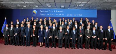 Donnerstag, den 29. Oktober 2009 begann in Brüssel, Belgien die 2-tägige Herbsttagung des Europäischen Rates der EU-Staats- und Regierungschefs und Außenminister unter schwedischem Vorsitz. Im Bild Bundeskanzler Werner Faymann beim traditionellen Gruppenfoto.