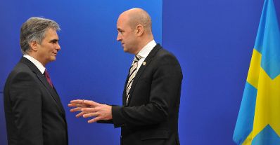 Donnerstag, den 10. Dezember 2009 begann in Brüssel, Belgien die 2-tägige Tagung des Europäischen Rates der EU-Staats- und Regierungschefs unter schwedischem Vorsitz. Im Bild Österreichs Bundeskanzler Werner Faymann (L) bei der Begrüßung durch den amtierenden EU-Ratsvorsitzenden, Schwedens Premierminister Fredrik Reinfeldt (R).