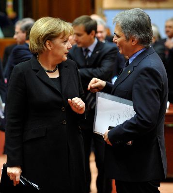 Freitag, den 11. Dezember 2009 endete in Brüssel, Belgien die 2-tägige Tagung des Europäischen Rates der EU-Staats- und Regierungschefs unter schwedischem Vorsitz. Im Bild Österreichs Bundeskanzler Werner Faymann (R) mit Deutschlands Bundeskanzlerin Angela Merkel (L).