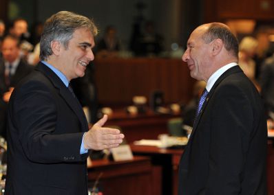 Freitag, den 11. Dezember 2009 endete in Brüssel, Belgien die 2-tägige Tagung des Europäischen Rates der EU-Staats- und Regierungschefs unter schwedischem Vorsitz. Im Bild Österreichs Bundeskanzler Werner Faymann (L) mit Rumäniens Präsidenten Tajan Basescu (R).