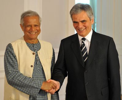 Donnerstag, den 28. Mai 2009 traf Österreichs Bundeskanzler Werner Faymann (R) im Bundeskanzleramt in Wien mit dem Friedensnobelpreisträger Muhammad Yunus (L) zu einem Gespräch über die aktuelle Wirtschaftskrise zusammen.