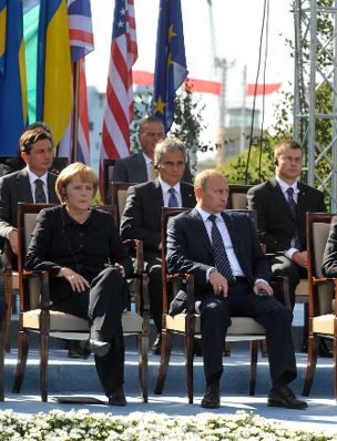 Anlässlich des 70. Jahrestages des Ausbruchs des Zweiten Weltkrieges besuchte Bundeskanzler Werner Faymann am 1. September 2009 eine Gedenkveranstaltung an der Westerplatte in Danzig. Im Bild Bundeskanzler Werner Faymann (M) Deutschlands Bundeskanzlerin Angela Merkel (L) und Russlands Premierminister Vladimir Putin (R).