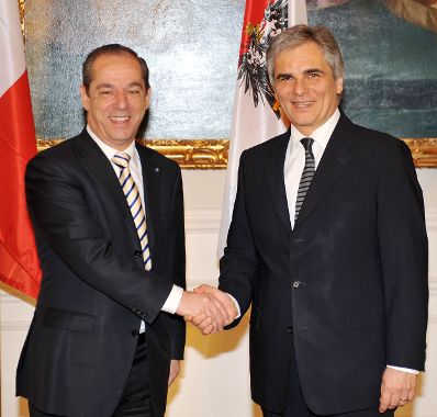 Freitag, den 4. Dezember 2009 traf Bundeskanzler Werner Faymann (r.) im Bundeskanzleramt in Wien mit dem Premierminister der Republik Malta Lawrence Gonzi (l.) zu politischen Gesprächen zusammen.