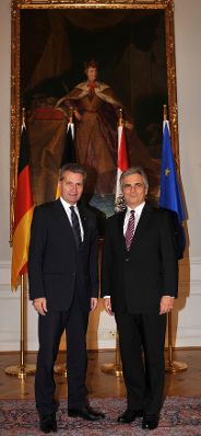 Donnerstag, den 22. Oktober 2009 traf Österreichs Bundeskanzler Werner Faymann (R) im Bundeskanzleramt in Wien mit dem Ministerpräsidenten von Baden-Württemberg, Günther H. Oettinger (L) zu einem Gespräch zusammen.