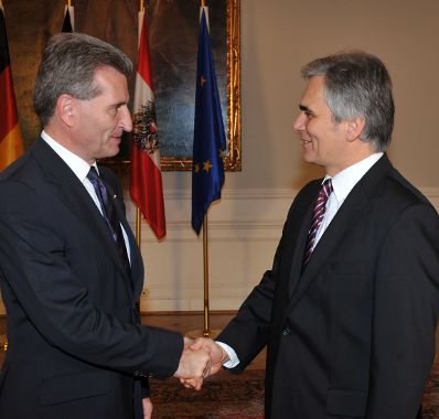 Donnerstag, den 22. Oktober 2009 traf Österreichs Bundeskanzler Werner Faymann (R) im Bundeskanzleramt in Wien mit dem Ministerpräsidenten von Baden-Württemberg, Günther H. Oettinger (L) zu einem Gespräch zusammen.