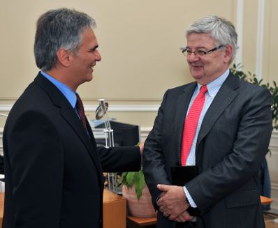 Montag, den 31. August 2009 traf Österreichs Bundeskanzler Werner Faymann (L) im Bundeskanzleramt in Wien mit dem Nabucco-Beauftragten Joschka Fischer (R) zu einem Informationsgespräch über das Gaspipeline-Projekt zusammen.