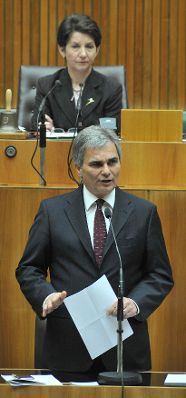 Donnerstag, den 12. November 2009 fand im Parlament in Wien eine Sondersitzung des Nationalrates zum Thema 'Uni-Notstand' statt. Im Bild Bundeskanzler Werner Faymann bei seiner Rede.