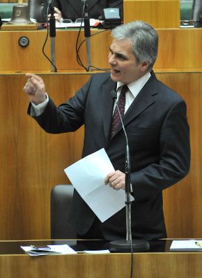 Donnerstag, den 12. November 2009 fand im Parlament in Wien eine Sondersitzung des Nationalrates zum Thema 'Uni-Notstand' statt. Im Bild Bundeskanzler Werner Faymann bei seiner Rede.