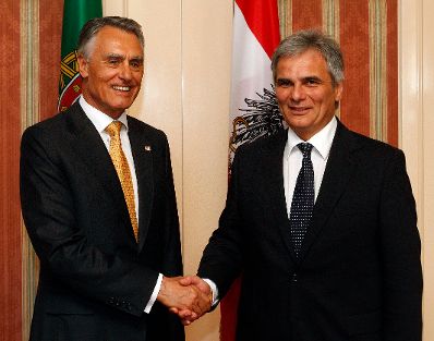 Am 25. Juli 2009 traf Bundeskanzler Werner Faymann (r.) mit dem portugiesischen Präsidenten Aníbal Cavaco Silva (l.) im Hotel Sacher Salzburg zu einem Gespräch zusammen.