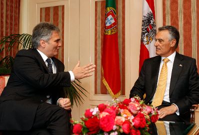 Am 25. Juli 2009 traf Bundeskanzler Werner Faymann (l.) mit dem portugiesischen Präsidenten Aníbal Cavaco Silva (r.) im Hotel Sacher Salzburg zu einem Gespräch zusammen.
