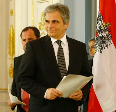 Bundeskanzler Werner Faymann beim Pressefoyer nach dem Ministerrat am 22. Dezember 2009 im Bundeskanzleramt.