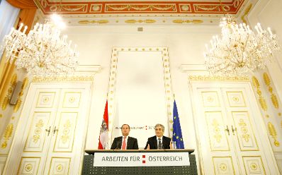 Bundeskanzler Werner Faymann (r.) und Finanzminister Josef Pröll (l.) beim Pressefoyer nach dem Ministerrat am 22. Dezember 2009 im Bundeskanzleramt.