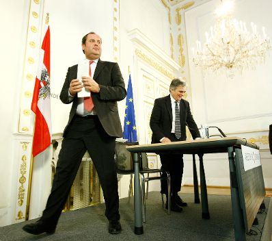 Bundeskanzler Werner Faymann (r.) und Finanzminister Josef Pröll (l.) beim Pressefoyer nach dem Ministerrat am 22. Dezember 2009 im Bundeskanzleramt.