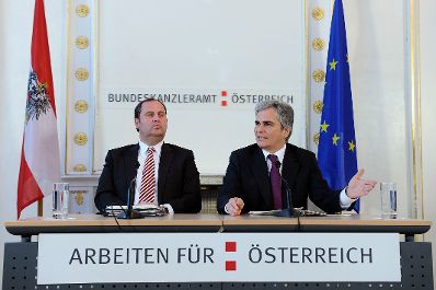 Bundeskanzler Werner Faymann (r.) und Finanzminister Josef Pröll (l.) beim Pressefoyer nach dem Ministerrat am 15. Dezember 2009.