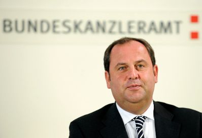 Finanzminister Josef Pröll beim Pressefoyer nach dem Ministerrat am 9.12.2009 im Bundeskanzleramt.